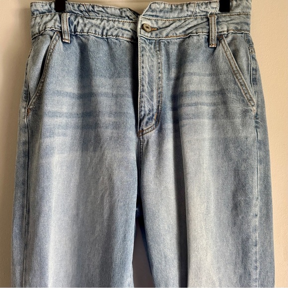 Kancan High Rise Waist Band Detail Distressed Light Wash Mom Jean Size 11/29 - Picture 5 of 10